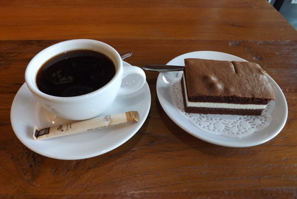 ホット・アメリカンとチョコレートケーキ